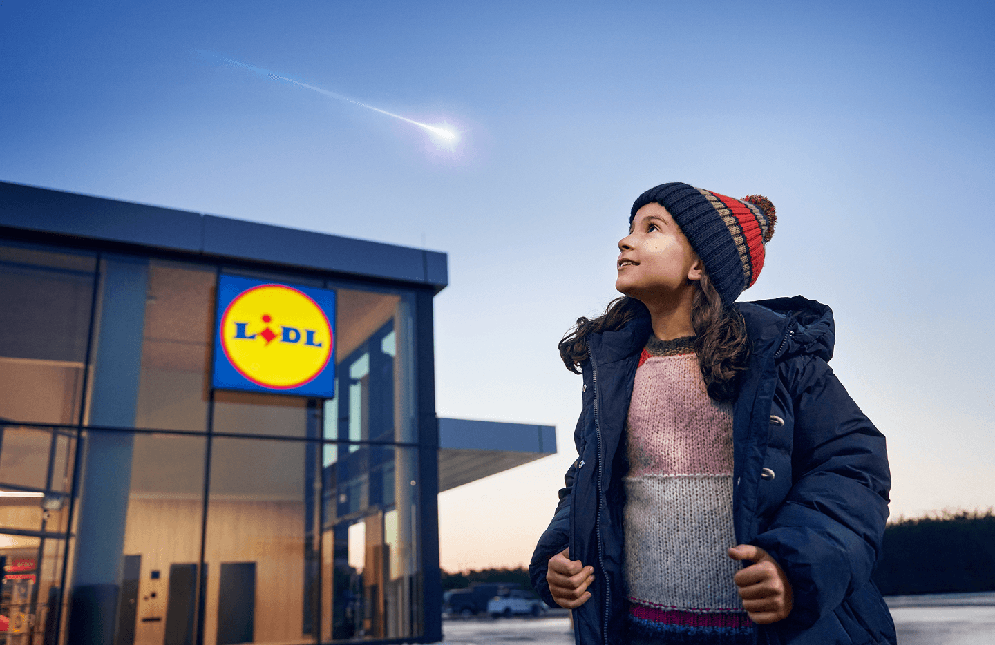 Mädchen vor Lidl Filiale schaut auf Sternschnuppe.