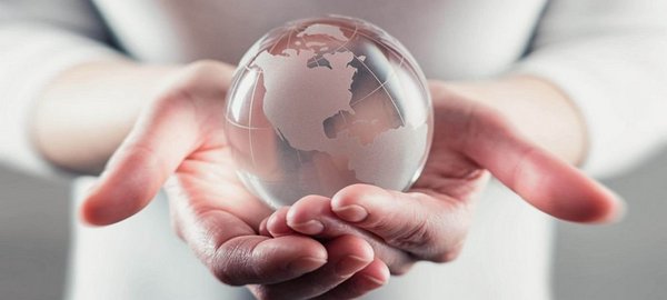 Hände mit einem Globus