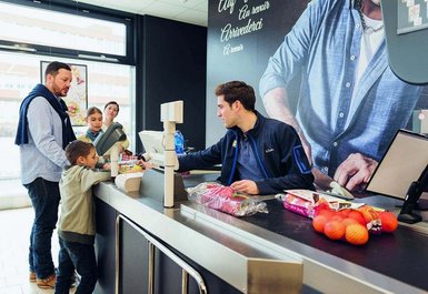 Lidl Mitarbeiter an der Kasse