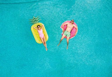 Pool mit Menschen auf einer Luftmatratze