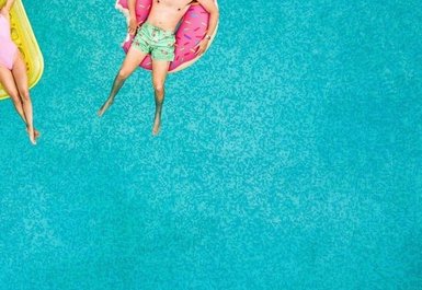 Pool mit Menschen auf einer Luftmatratze
