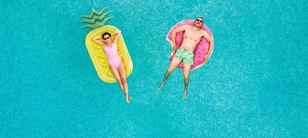 Pool mit Menschen auf einer Luftmatratze