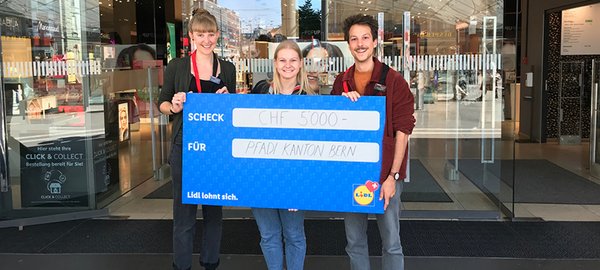 Menschen mit Lidl Spendencheck