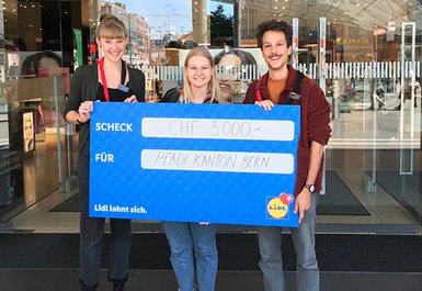 Menschen mit Lidl Spendencheck
