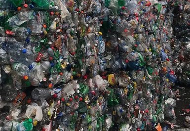 Plastikflaschen in Würfel gepresst und gestapelt.